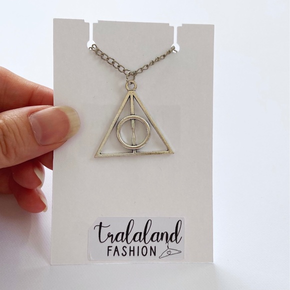 > NEW < Boutique Silver Toned Harry Potter Deathly Hallows Pendant Necklace - Picture 3 of 8